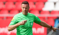 Pol van Boekel scheidsrechter tijdens wedstrijd tussen RKC Waalwijk en Feyenoord