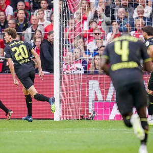 Ajax krijgt sancties na wanordelijkheden rondom de Klassieker