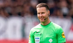 Danny Makkelie scheidsrechter tijdens wedstrijd tussen Feyenoord en AZ