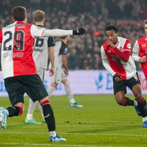 Feyenoord wint in eigen Kuip nipt van AZ