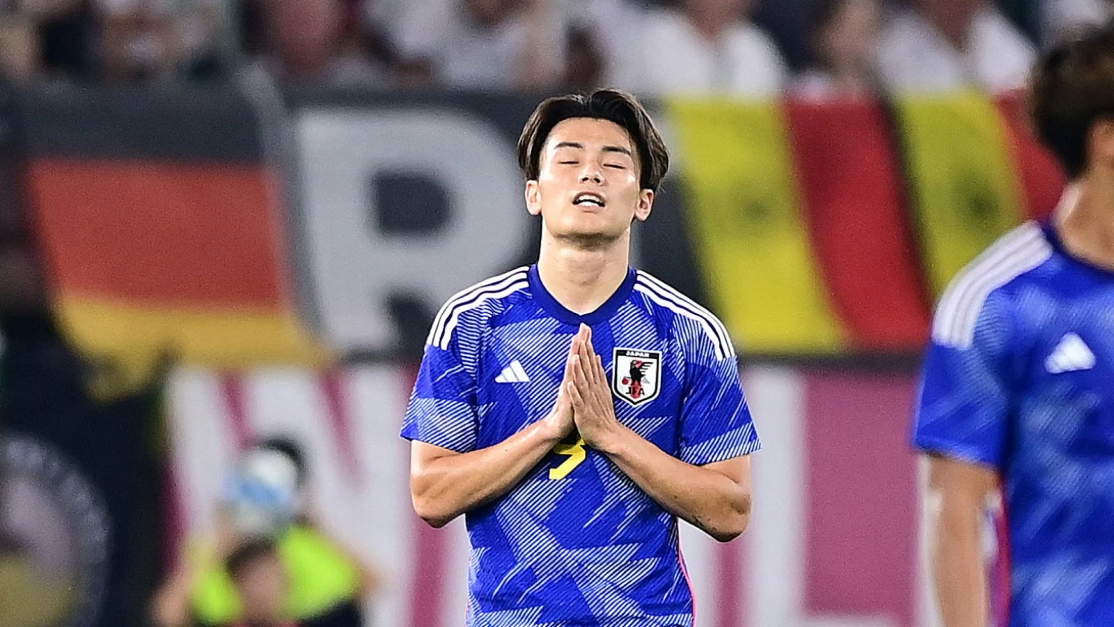 Ueda eist met hattrick wedstrijdbal op voor zieke vriend