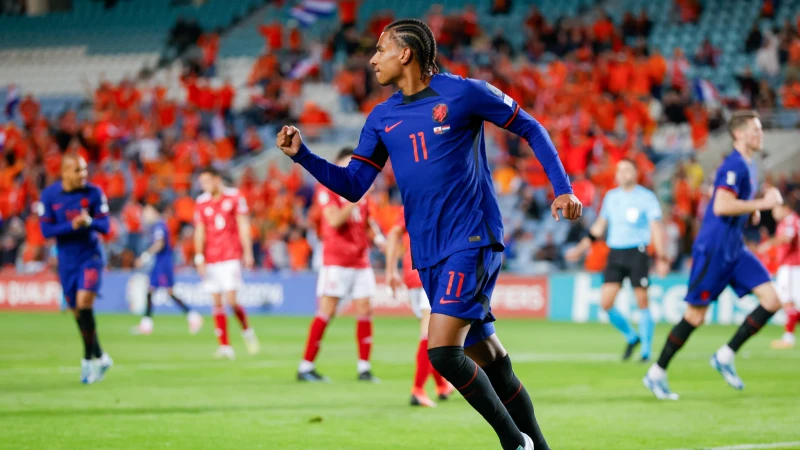 Stengs imponeert met hattrick bij ruime winst Oranje