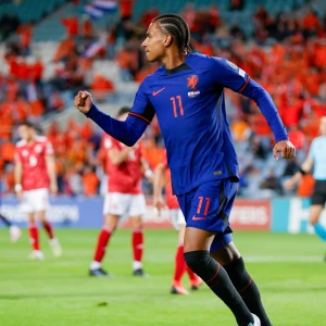 Stengs imponeert met hattrick bij ruime winst Oranje