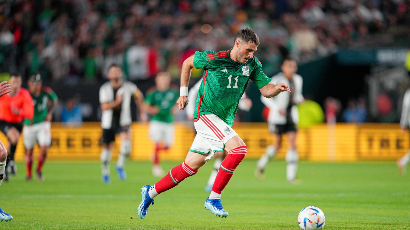 Interlandperiode | Mexico door na strafschoppen, Gimenez mocht ook aanleggen