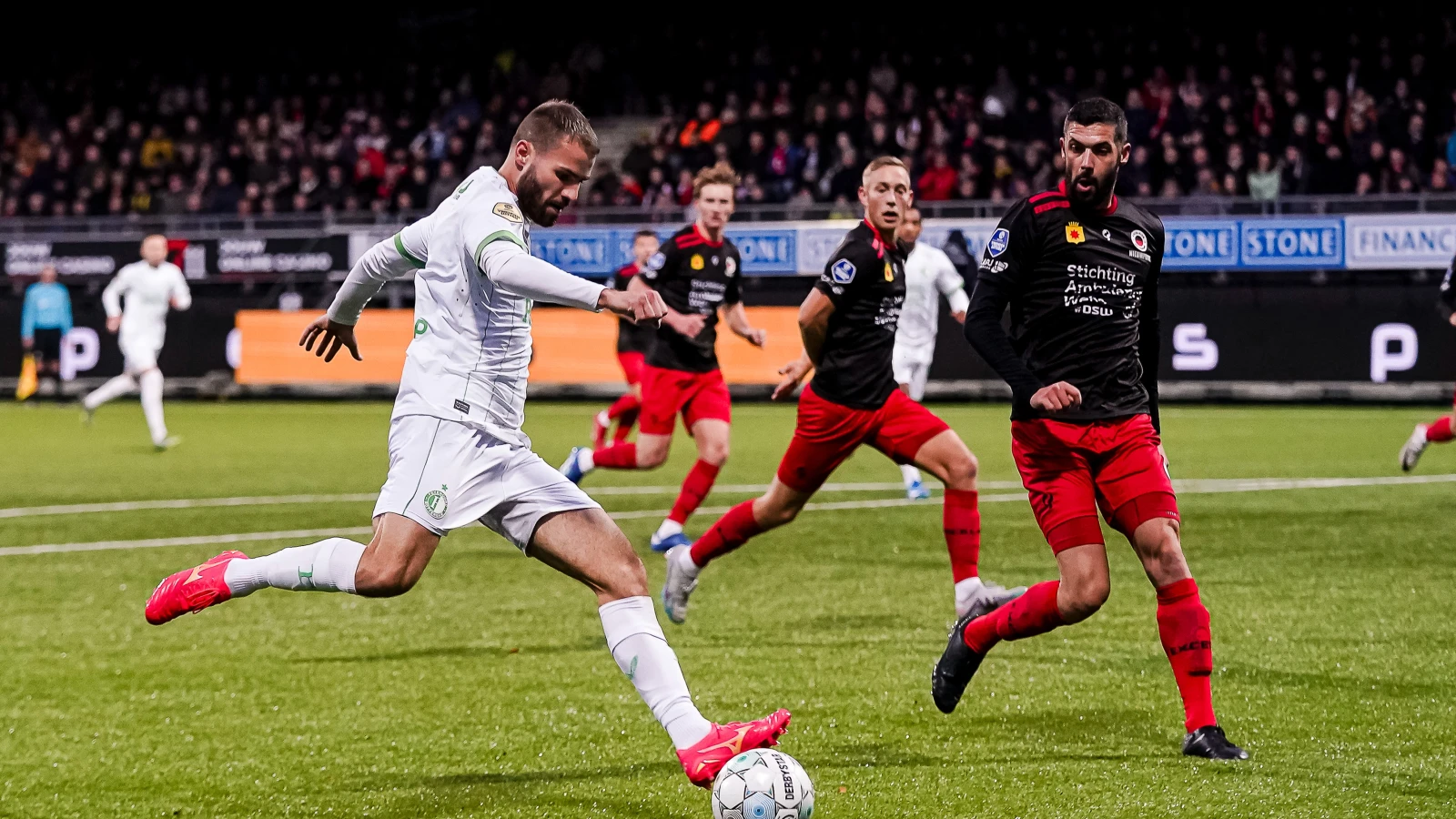 Bart Nieuwkoop geblesseerd naar de kant in wedstrijd tegen Excelsior Rotterdam