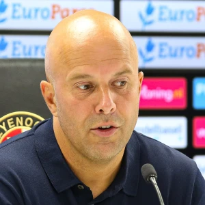 LIVESTREAM 14:30 | Persconferentie Arne Slot in aanloop naar de topper tegen PSV