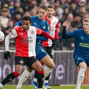 Feyenoord verliest van PSV en ziet gat tien punten worden