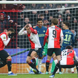 STAND | Feyenoord ziet PSV uitlopen en FC Twente inlopen