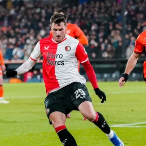 Feyenoord wint na doelpunten in blessuretijd van FC Volendam