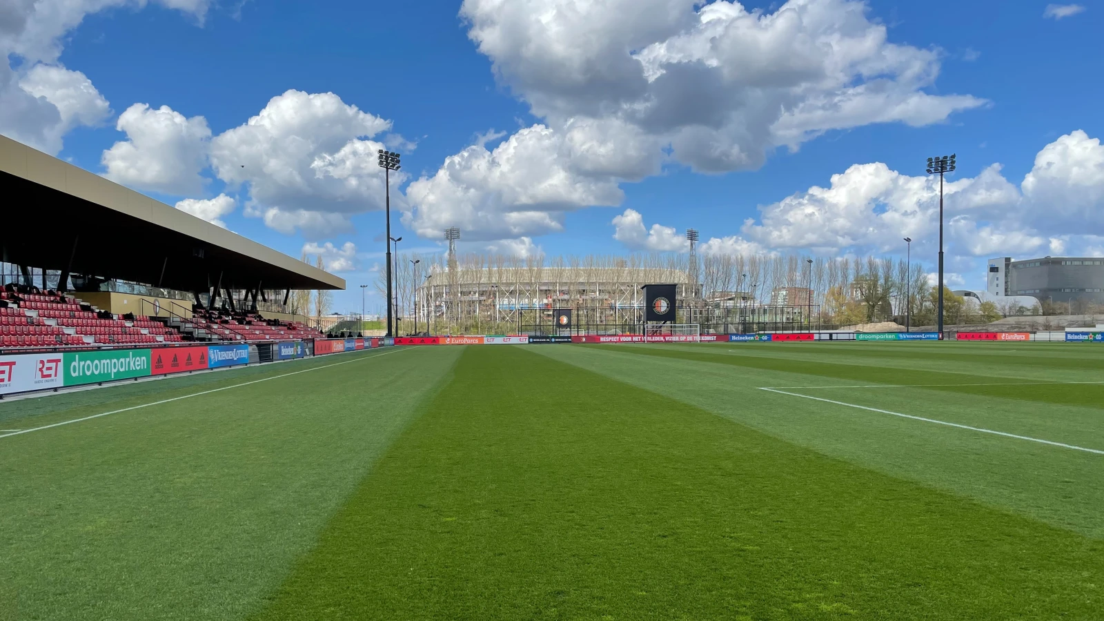 Comeback en arbitrale bijval bezorgen Feyenoord Onder 21 een punt in Den Haag