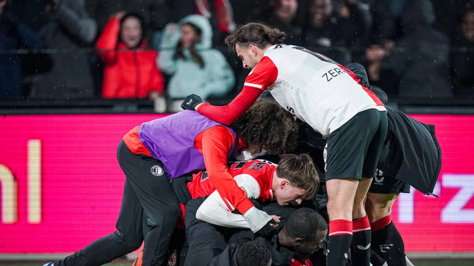 STAND | Feyenoord blijft tweede na winst op FC Volendam