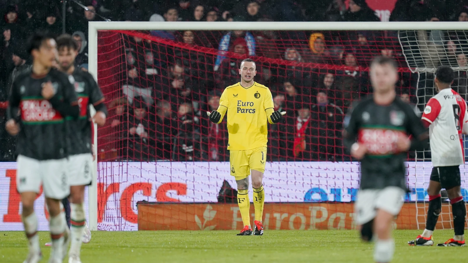 'Een keeper van mijn niveau moet die bal gewoon pakken'