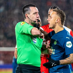 'KNVB komt niet met een reactie op veelbesproken moment tijdens Feyenoord - PSV'