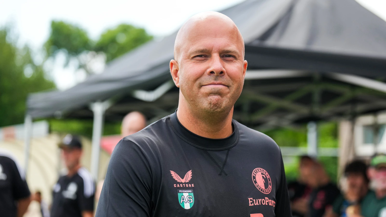 LIVESTREAM 14:15 | Persconferentie Arne Slot in aanloop naar wedstrijd tegen FC Twente