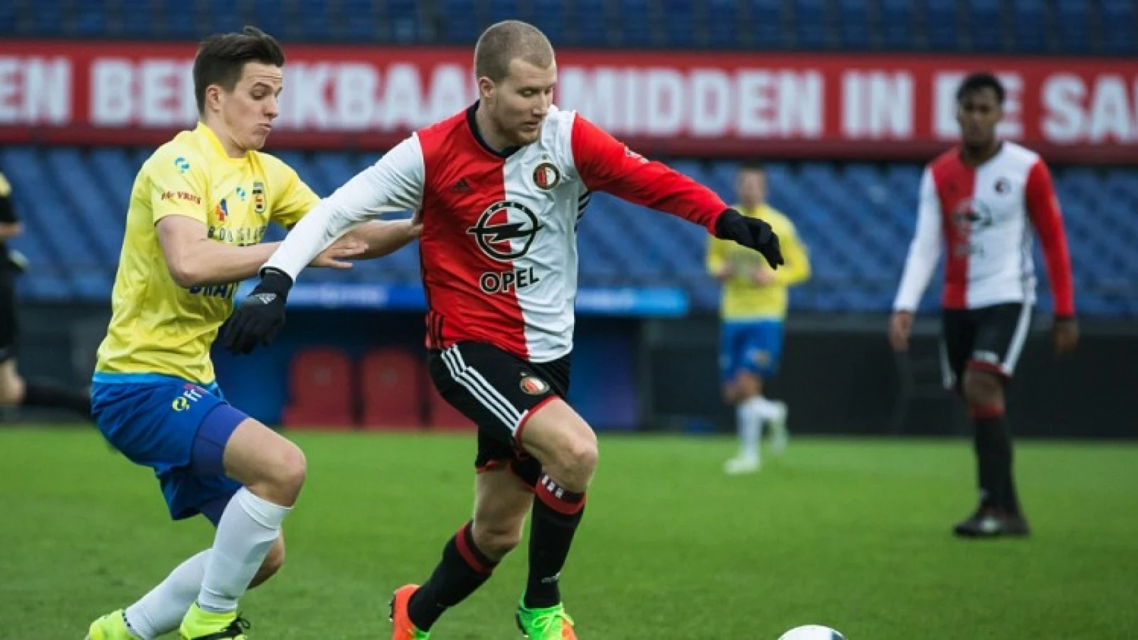 Gustafson krijgt rode kaart bij Feyenoord 2, schorsing geldt ook voor Eredivisie