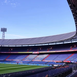 Feyenoord ontvangt flinke boetes door incidenten rondom thuiswedstrijd tegen AS Roma