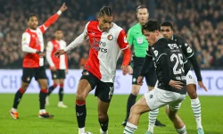 Calvin Stengs geblesseerd van het veld in wedstrijd tegen FC Groningen