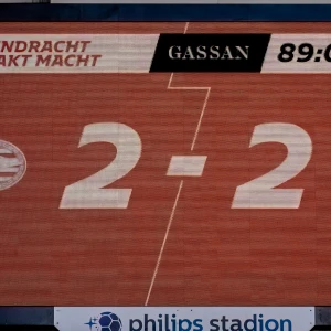 STAND | PSV en Feyenoord spelen gelijk en zien FC Twente inlopen