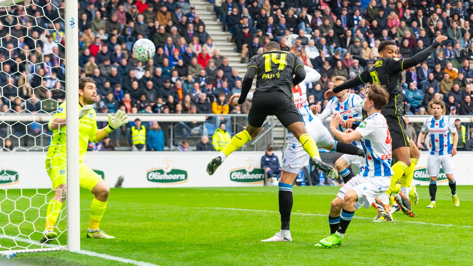 Feyenoord wint na laat doelpunt van sc Heerenveen