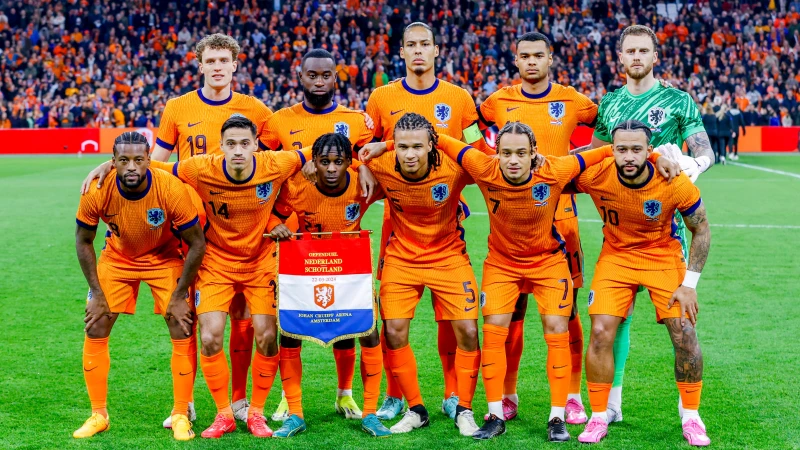 Nederland wint ruim van Schotland met twee Feyenoorders in basiself
