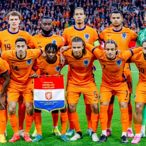 Nederland wint ruim van Schotland met twee Feyenoorders in basiself