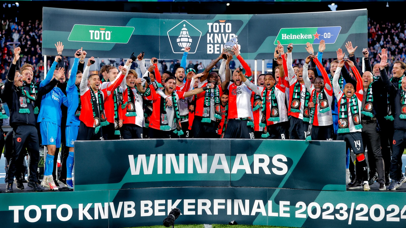 VIDEO | Dit was de huldiging van bekerwinnaar Feyenoord op de Binnenrotte