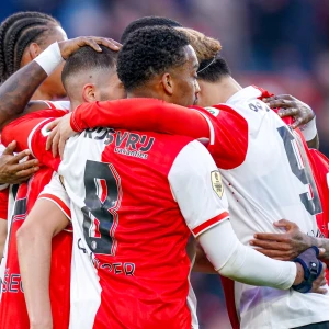 Feyenoord wint met ruime cijfers van PEC Zwolle