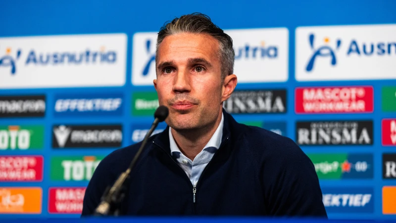 Van Persie krijgt vraag over Feyenoord: 'Ik ben nu hier'