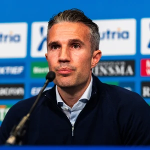 Van Persie krijgt vraag over Feyenoord: 'Ik ben nu hier'
