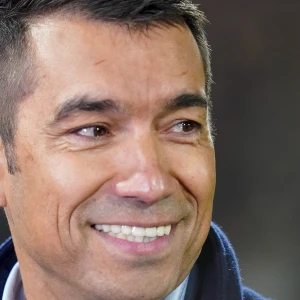 Veel contact tussen Feyenoord en Van Bronckhorst: 'Ze weten wat mijn ambities zijn'