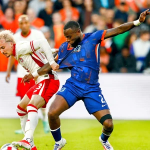 Nederlands Elftal pas na rust langs Canada