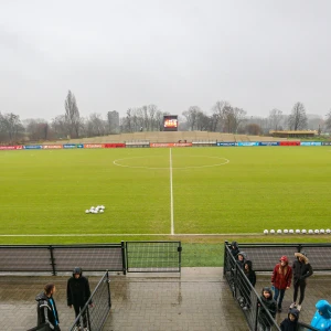 OFFICIEEL | Keeper Stenn de Mol tekent eerste profcontract