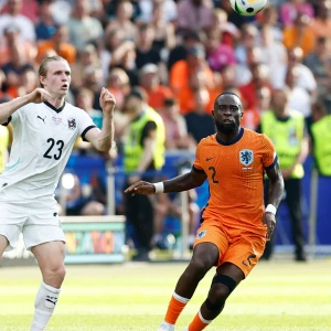 Koeman fileert Geertruida: 'Het was kip-zonder-kop, zoals het verdedigend ging'