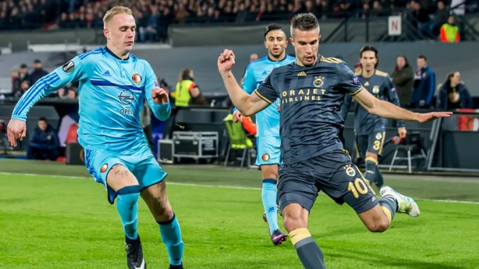 Verdeeldheid heerst over 'terugkerende' Van Persie: 'Feyenoord is top, niet over de top'