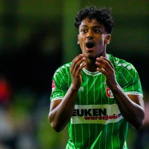 HUURLINGEN | Slory maakt eerste doelpunt in betaald voetbal, ook Bullaude trefzeker