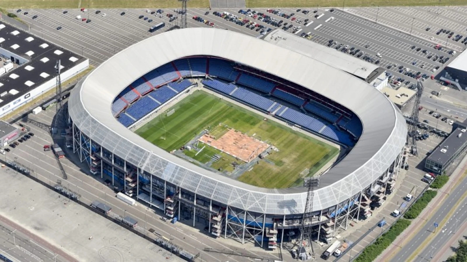 Rotterdamse politiek spreekt van ''achilleshiel'' in plannen Feyenoord City