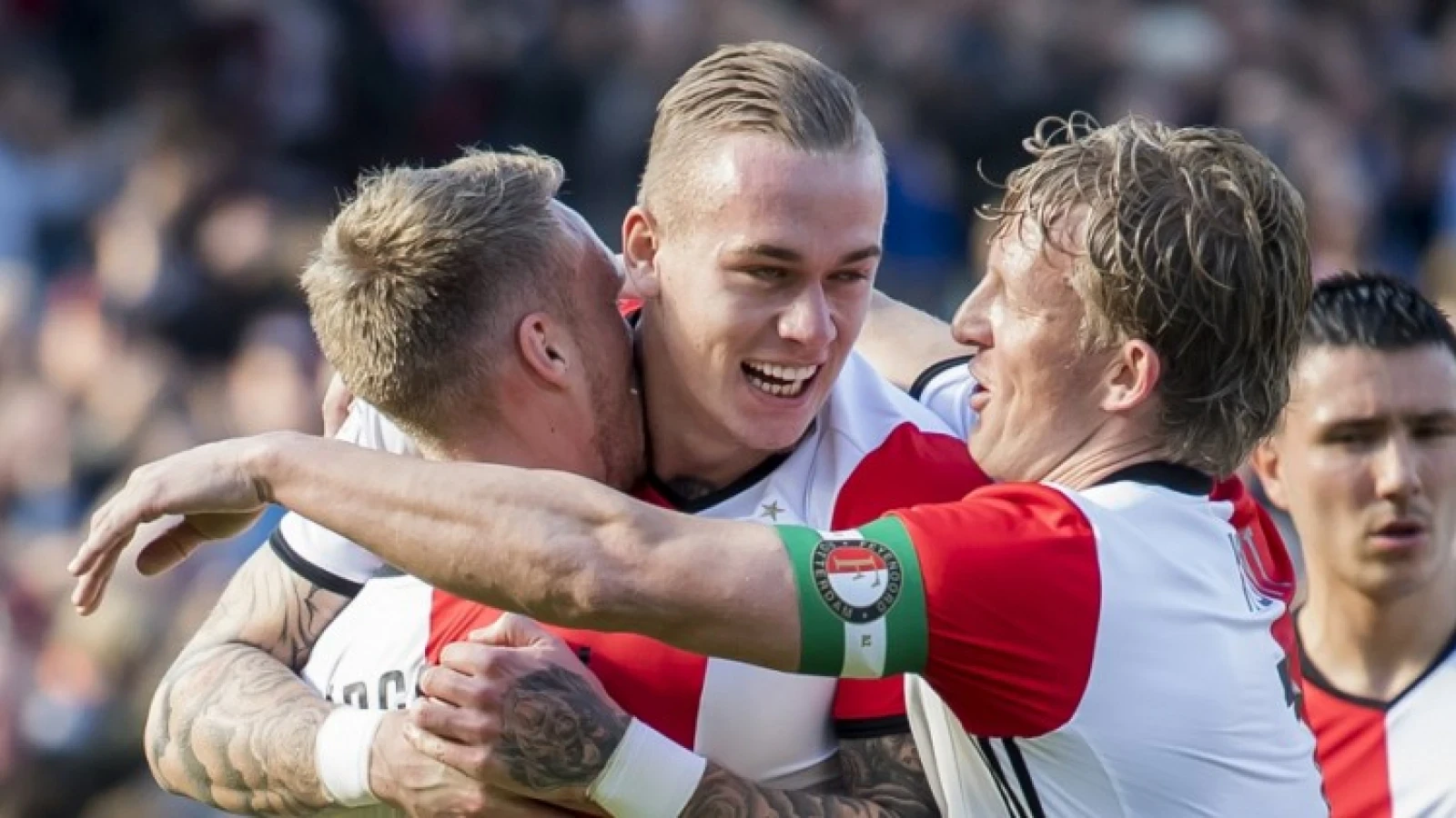 STAND: Feyenoord loopt uit op Ajax, gat is nu zes punten