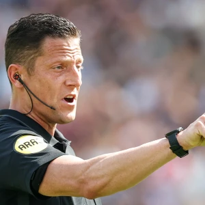 Jeroen Manschot scheidsrechter tijdens wedstrijd tussen Feyenoord en sc Heerenveen