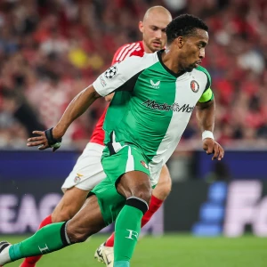 Timber neemt deel aan groepstraining in aanloop naar duel tegen Manchester City FC