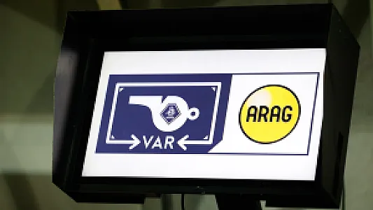 Publiek krijgt uitleg bij VAR-beslissing tijdens bekerduels