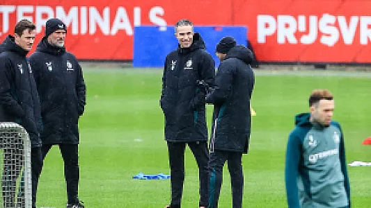 FOTO'S | Van Persie voor het eerst voor de groep als trainer van Feyenoord
