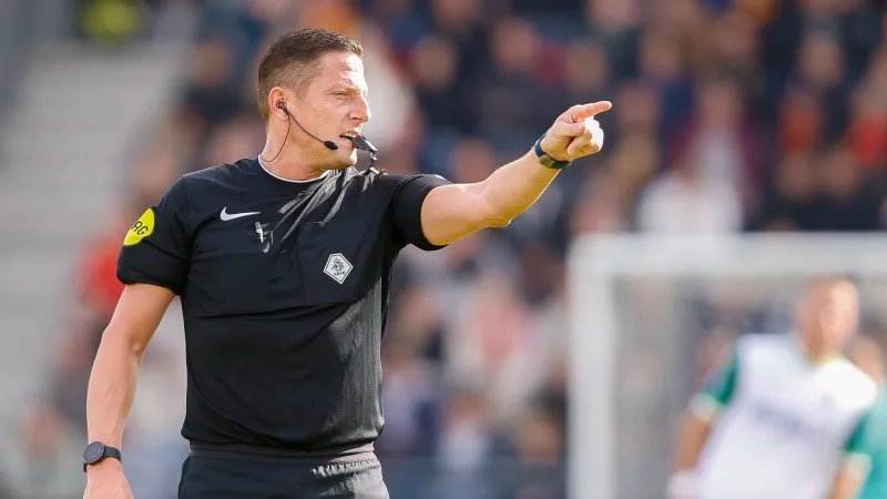 Jeroen Manschot scheidsrechter tijdens wedstrijd tussen AZ en Feyenoord