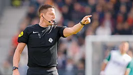 Jeroen Manschot scheidsrechter tijdens wedstrijd tussen AZ en Feyenoord