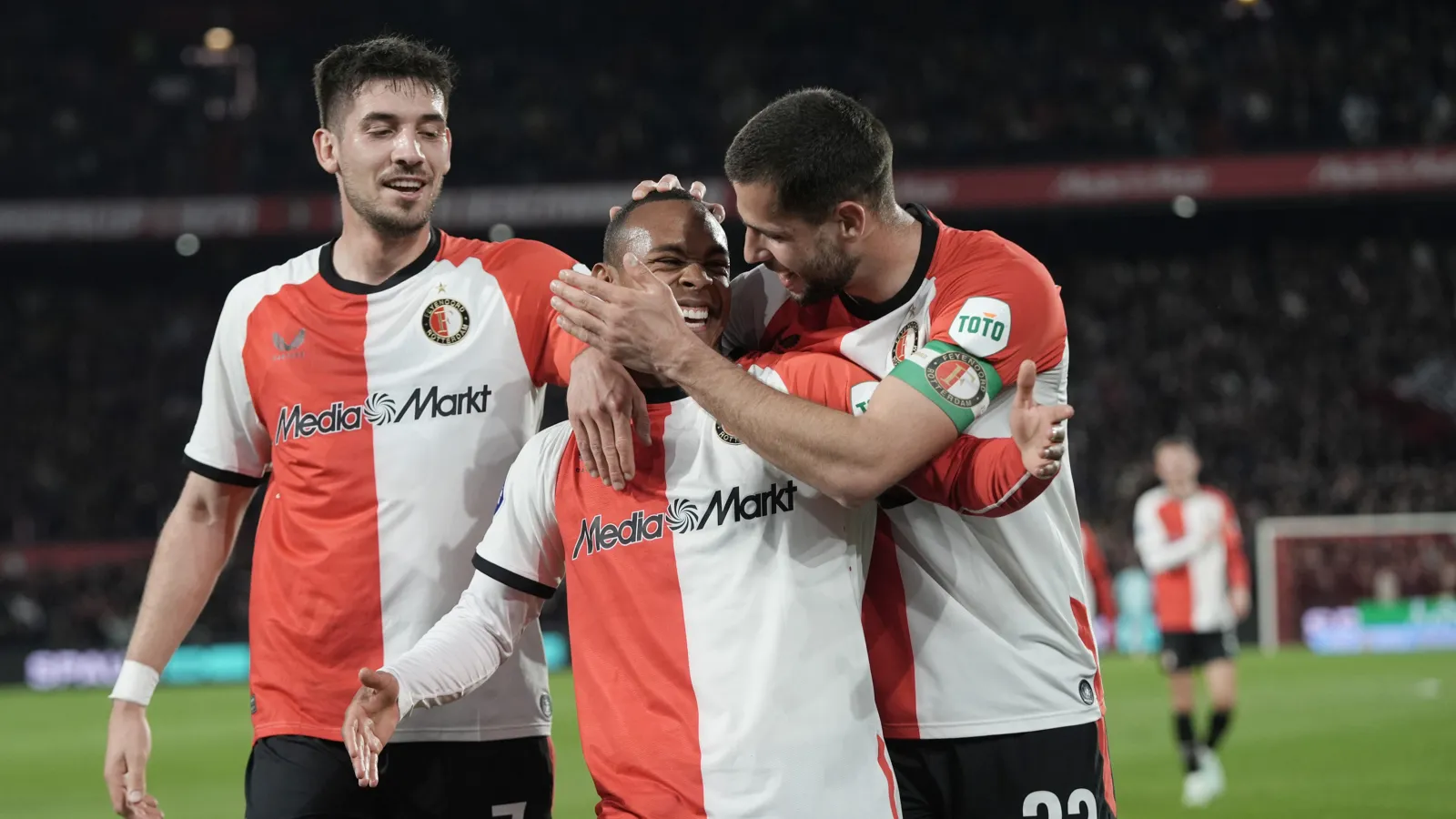 Feyenoord wint van FC Groningen en doet goede zaken in strijd om plek drie