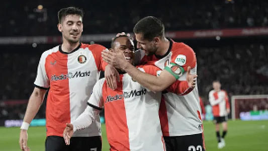 Feyenoord wint van FC Groningen en doet goede zaken in strijd om plek drie