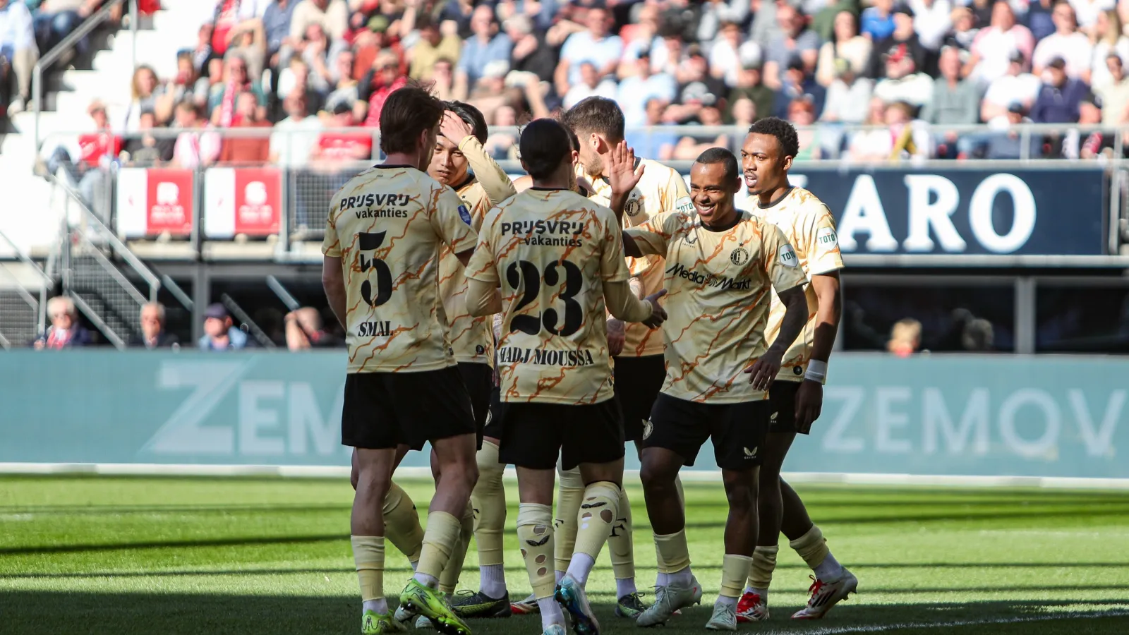 Feyenoord wint in Alkmaar nipt van AZ