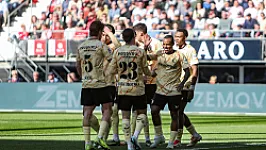 Feyenoord wint in Alkmaar nipt van AZ