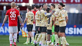 STAND | Feyenoord wint van AZ en verstevigt derde plek na puntverlies FC Utrecht