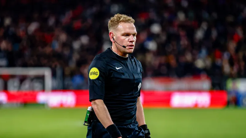 Alex Bos scheidsrechter tijdens wedstrijd tussen Fortuna Sittard en Feyenoord