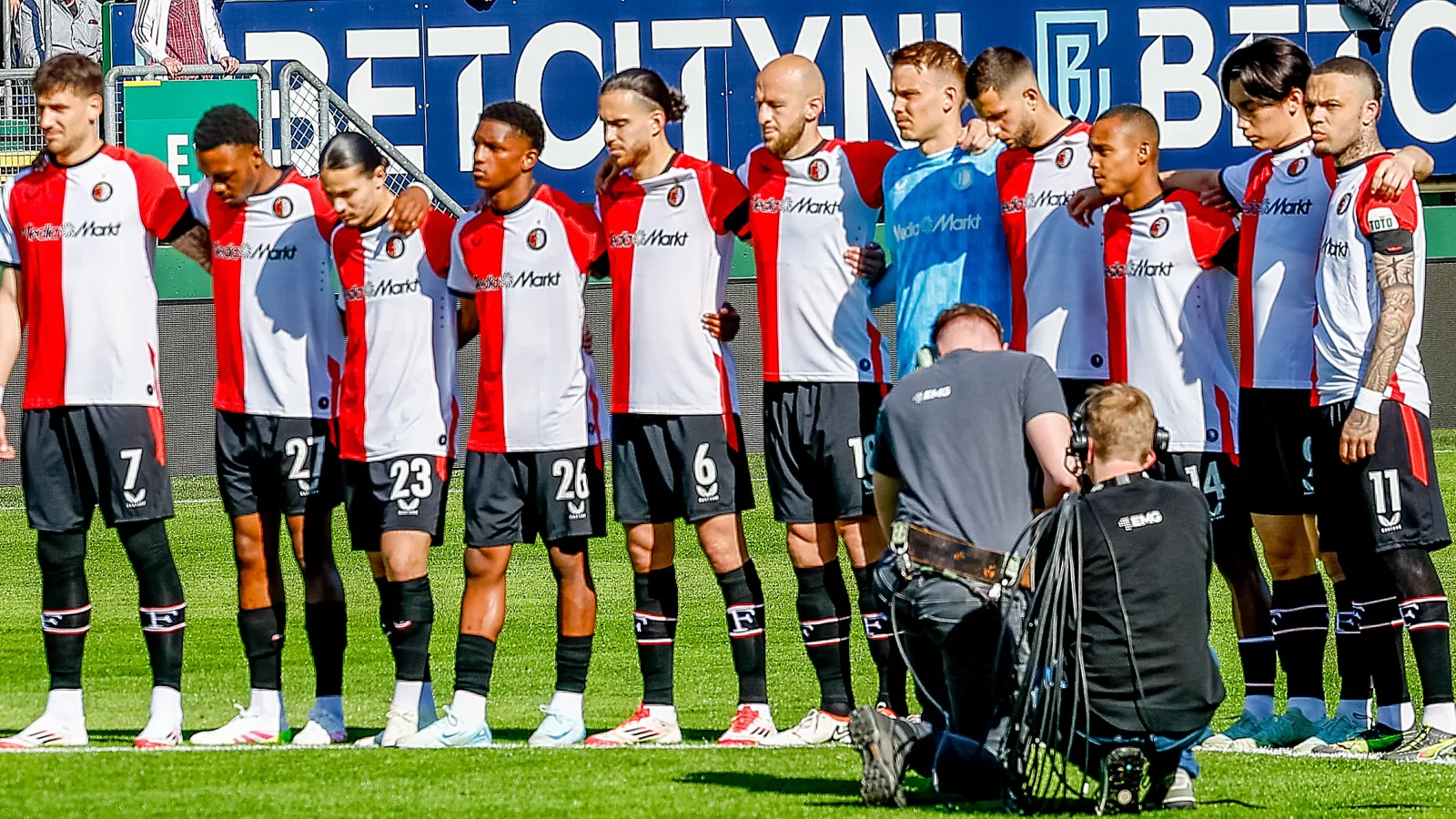 Feyenoord-selectie herdenkt oud-trainer Leo Beenhakker